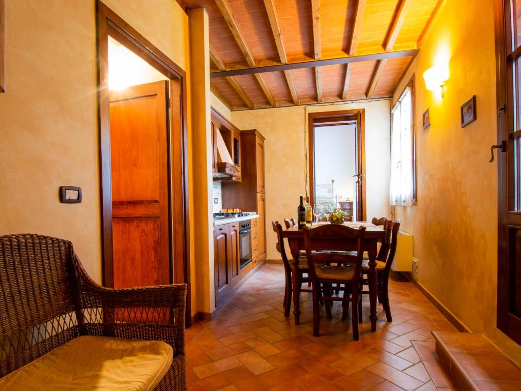 kuchnia i jadalnia ze stołem i krzesłami w obiekcie Apartment Giuggiolo - CET124 by Interhome w mieście Luia