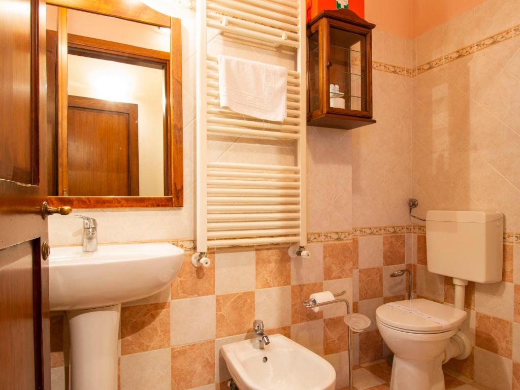 Łazienka w obiekcie Apartment Giuggiolo - CET124 by Interhome