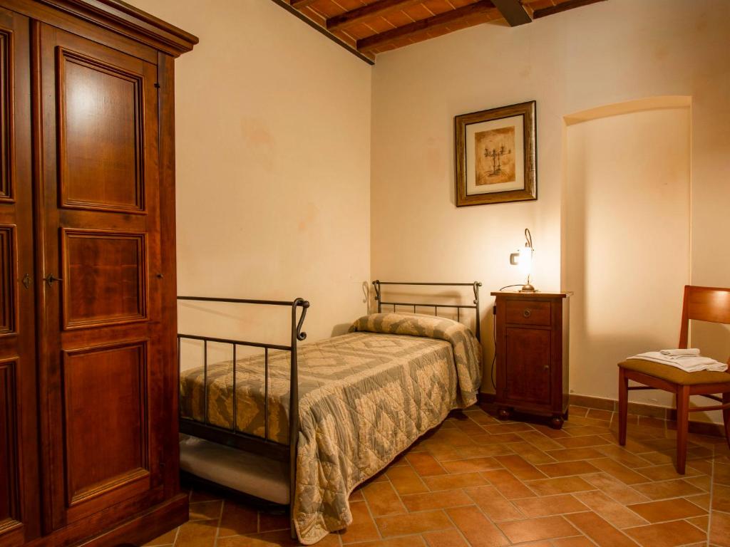 Łóżko lub łóżka w pokoju w obiekcie Apartment Giuggiolo - CET124 by Interhome