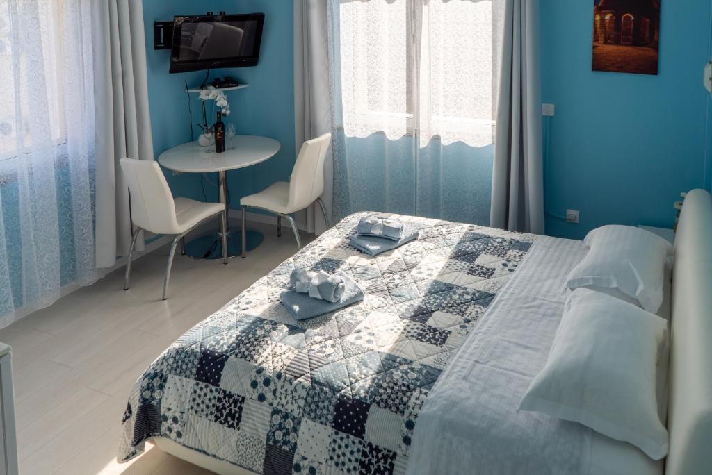 sypialnia z łóżkiem i stołem z krzesłami w obiekcie Apartments & Rooms Andrea w mieście Zadar