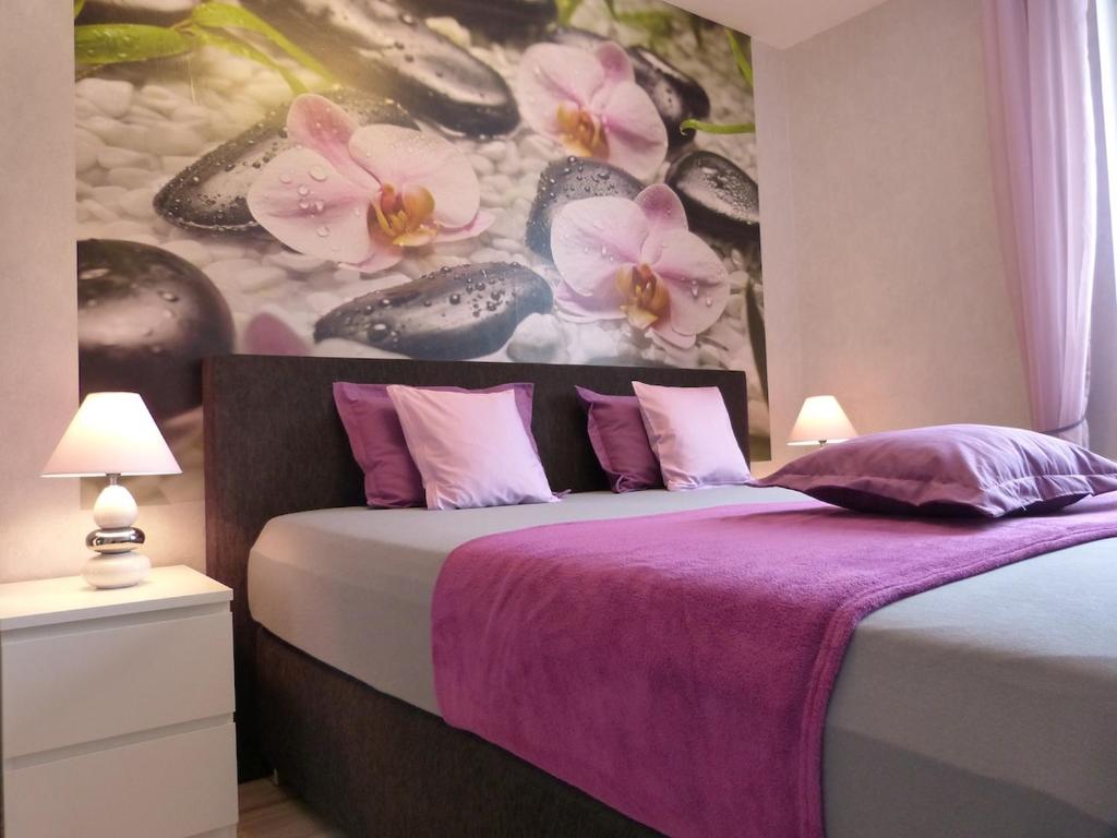 Säng eller sängar i ett rum på 4 Sterne App Orchidee Whirlpool IR-Sauna Fitnessraum kinderfreundlich Bikeraum
