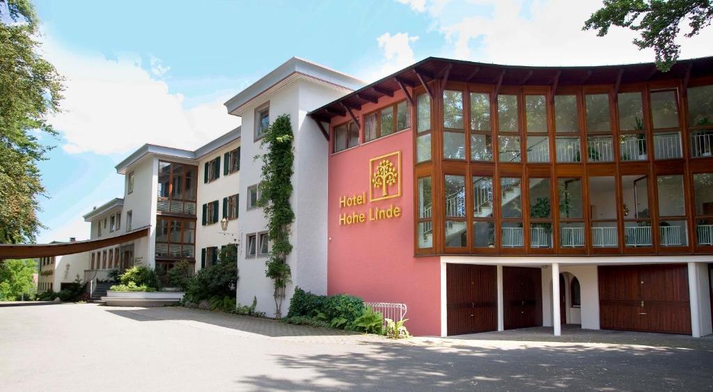 een weergave van een gebouw met een roze bij Hotel Hohe Linde in Isny im Allgäu