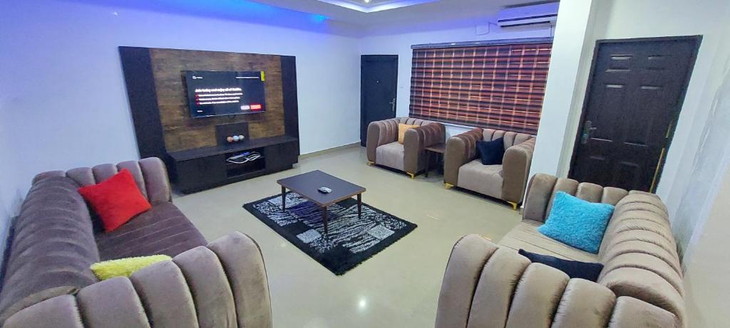 TV a/nebo společenská místnost v ubytování Plot 817 Apartments Mabushi