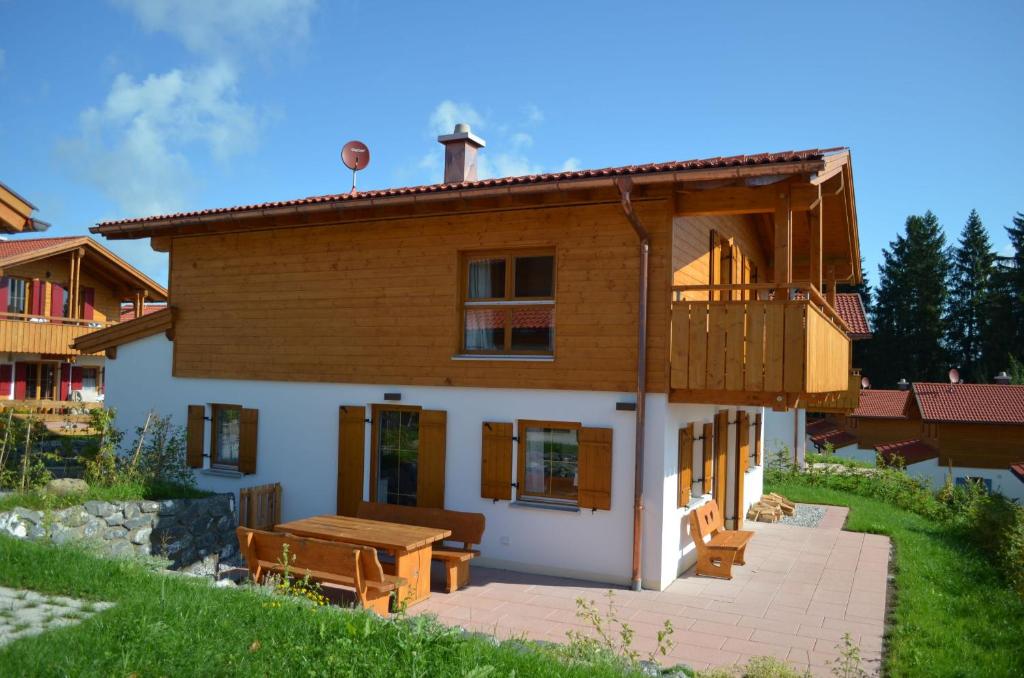 a house with a picnic table in front of it at Feriendorf Via Claudia Haus 70 Augusta in Lechbruck