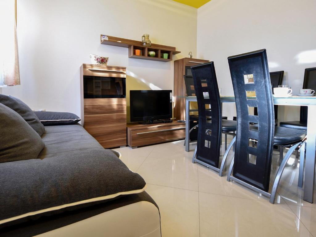 TV a/nebo společenská místnost v ubytování Apartment Anić-1 by Interhome