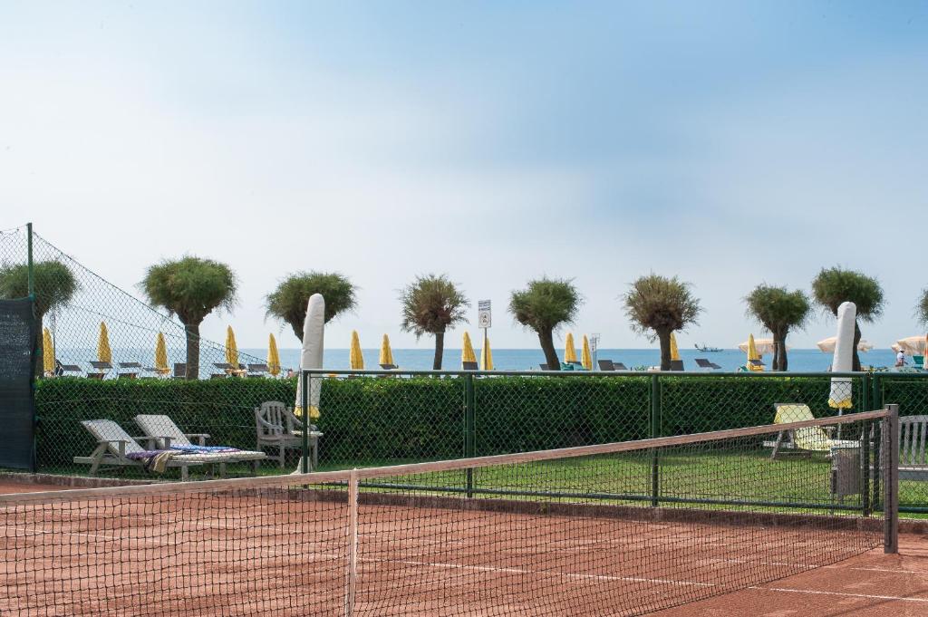 Tenis a/nebo squash v ubytování Hotel Negresco nebo okolí