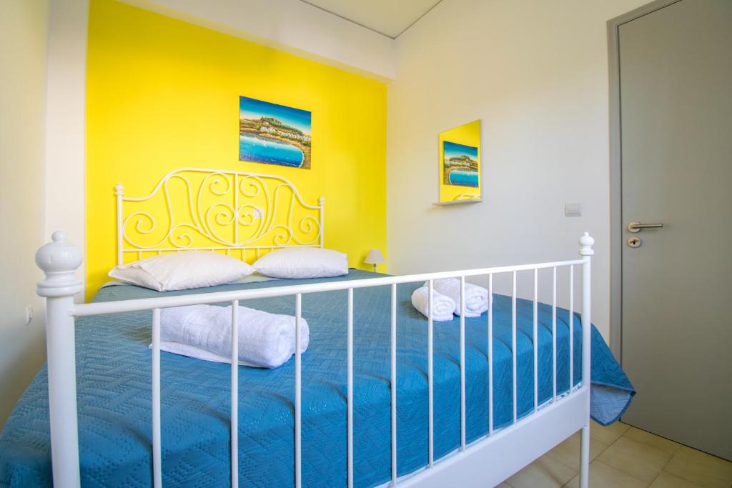 Postel nebo postele na pokoji v ubytování CHAMBRE JAUNE