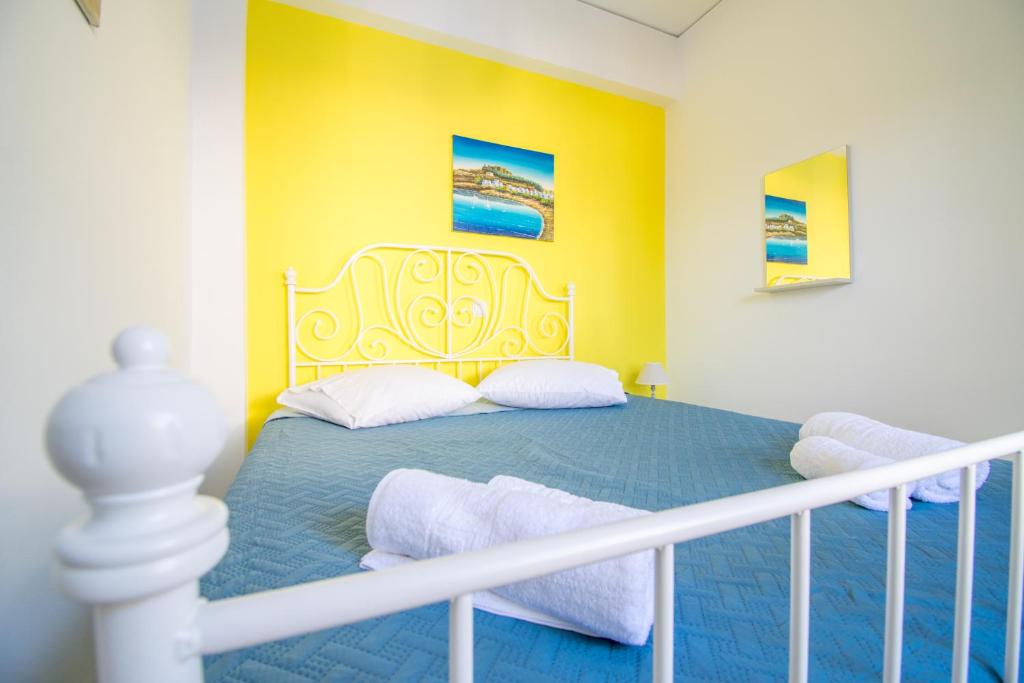Postel nebo postele na pokoji v ubytování CHAMBRE JAUNE