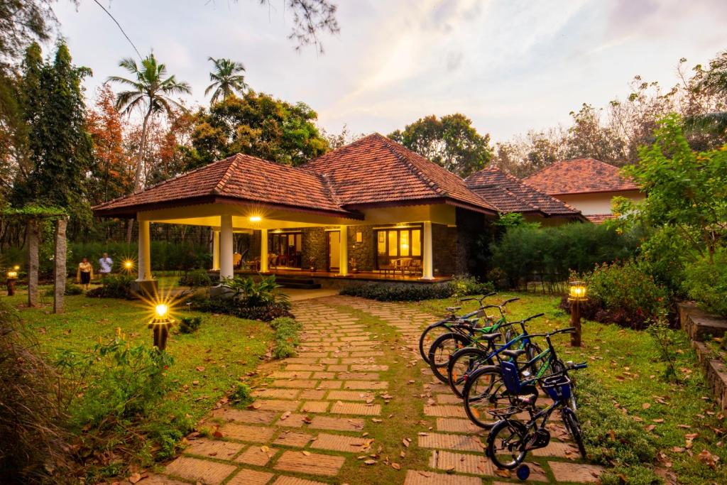 een huis met fietsen die er voor staan bij Vaikundam Legacy in Kaliyal