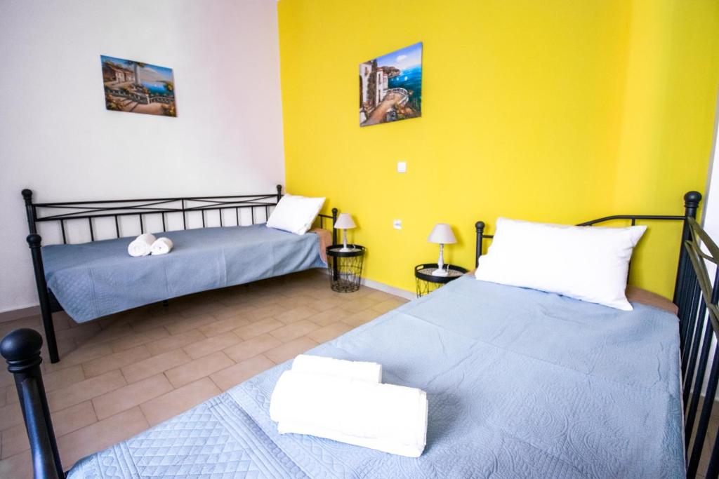 Postel nebo postele na pokoji v ubytování CHAMBRE JAUNE