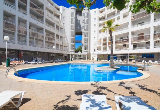 einem Pool vor einem großen Gebäude in der Unterkunft COSTA DAURADA APARTAMENTS - Royal 106 Luxe in Salou