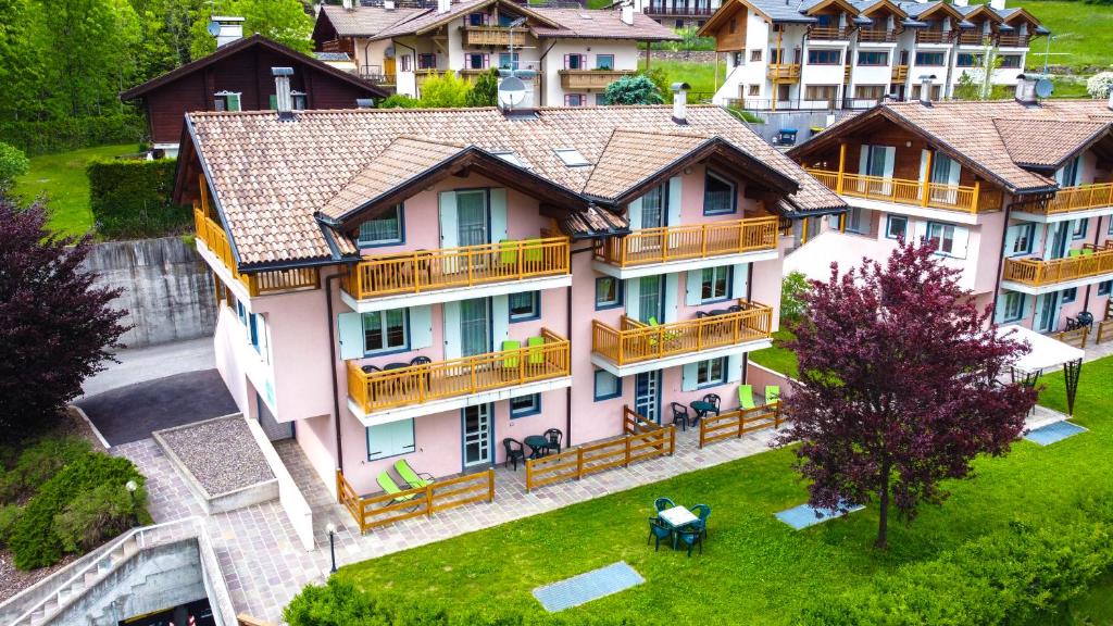 una vista aérea de una gran casa con balcones en Appartamenti Le Plejadi, en Cavalese