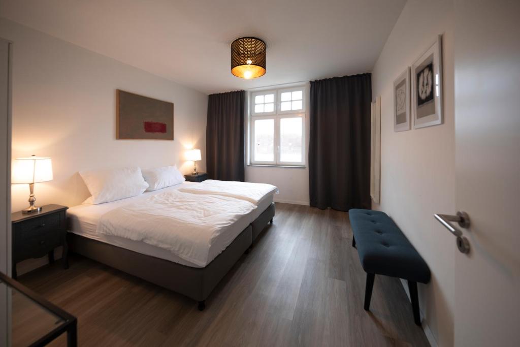 a hotel room with a bed and a window at Apartment direkt am Hafen - mit UHD TV und Netflix in Dortmund