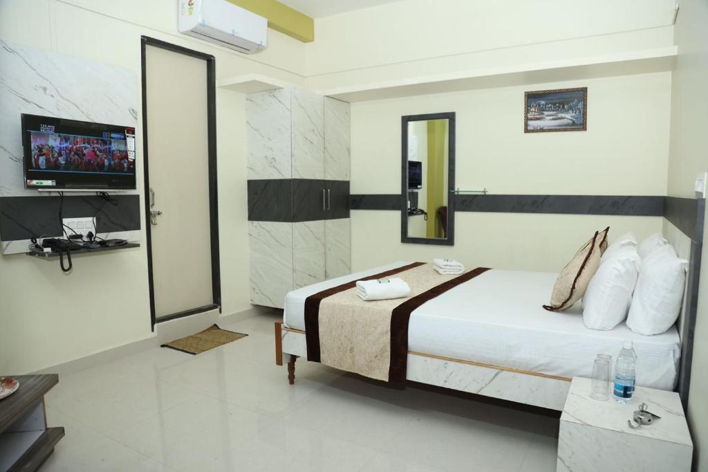 Säng eller sängar i ett rum på M R Residency Belagavi