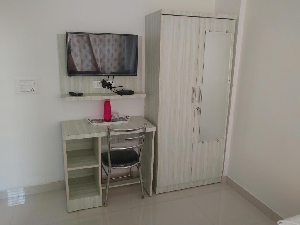 TV a/nebo společenská místnost v ubytování Sai Inn Mysore