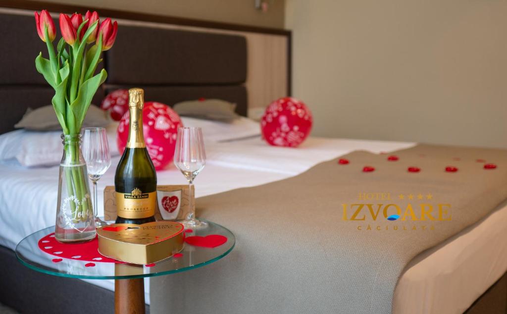 Postel nebo postele na pokoji v ubytování Hotel IZVOARE Caciulata