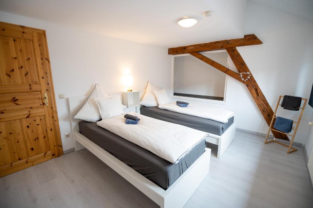 a bedroom with two beds in a room at Große 3-Zimmer Maisonette Wohnung in Neuhausen in Neuhausen