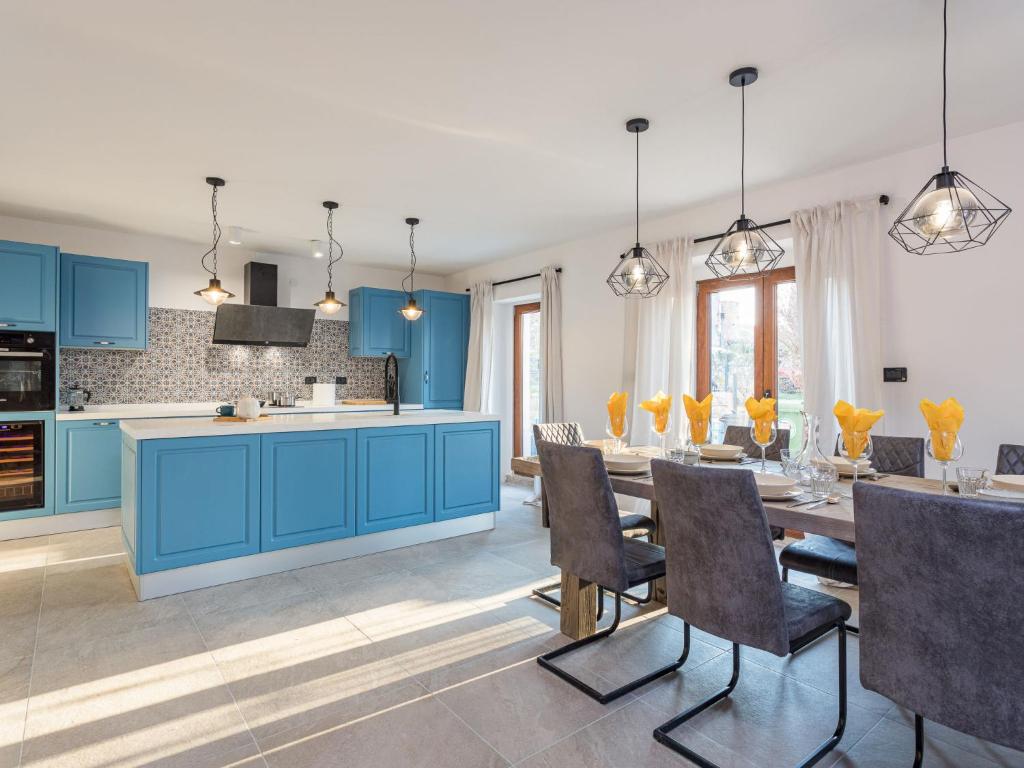 Kuchyňa alebo kuchynka v ubytovaní Holiday Home Villa Julia by Interhome
