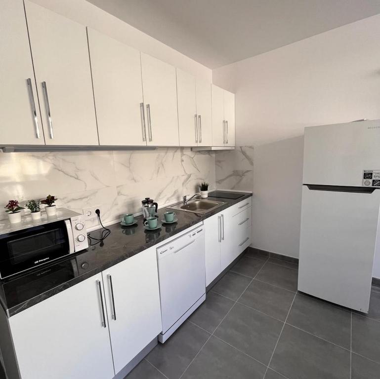 Moderno y Reformado Estudio Palmeras, Fuengirola – Precios ...