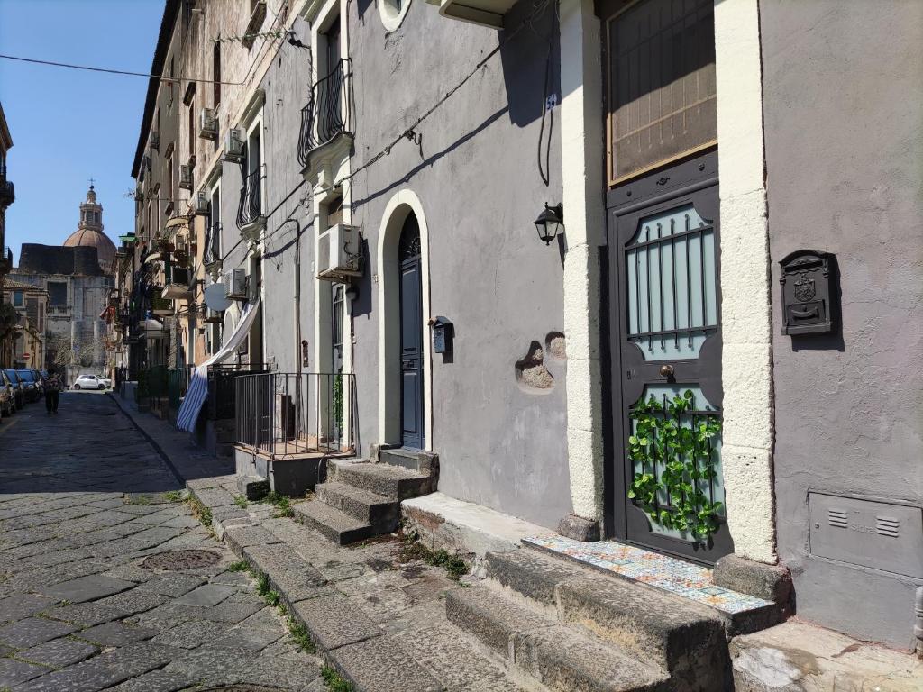 budynek z drzwiami od strony ulicy w obiekcie La Casa Doro w Katanii