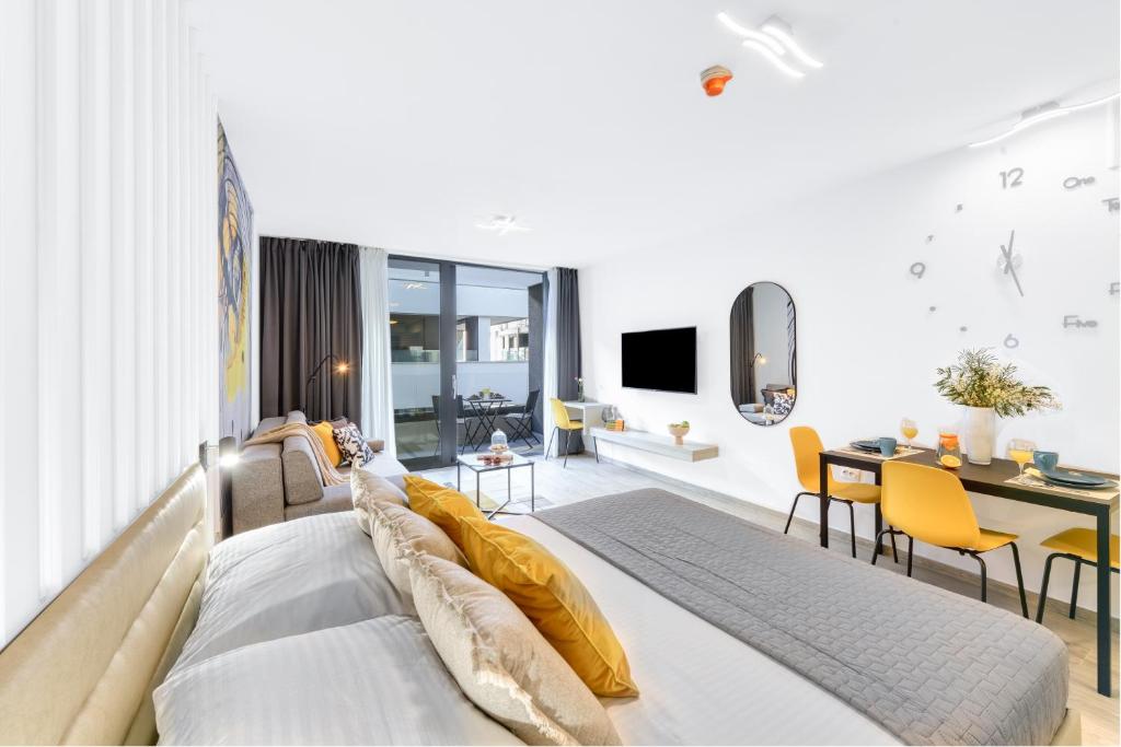 Televízia a/alebo spoločenská miestnosť v ubytovaní Apartments Hica