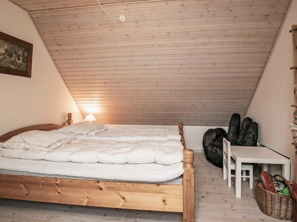 Postel nebo postele na pokoji v ubytování 5 person holiday home in Millinge