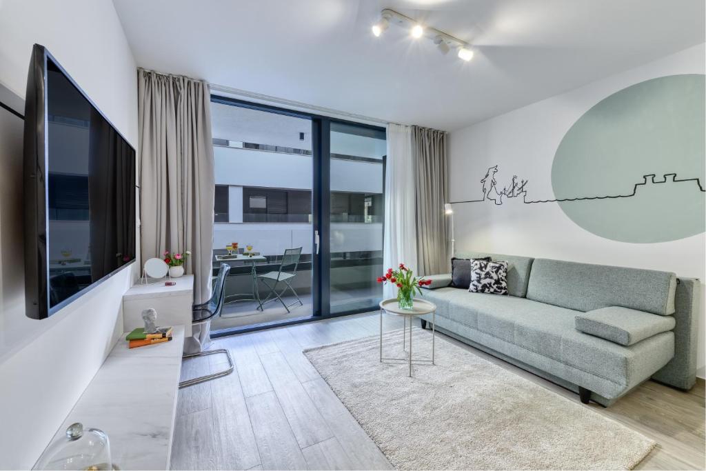 Televízia a/alebo spoločenská miestnosť v ubytovaní Apartments Hica