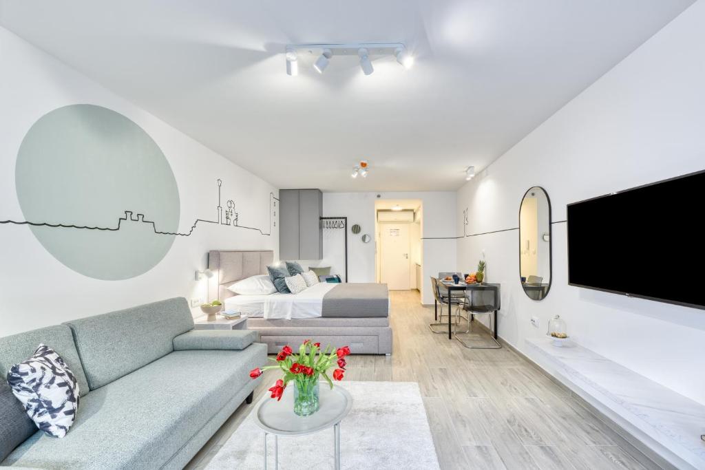Televízia a/alebo spoločenská miestnosť v ubytovaní Apartments Hica