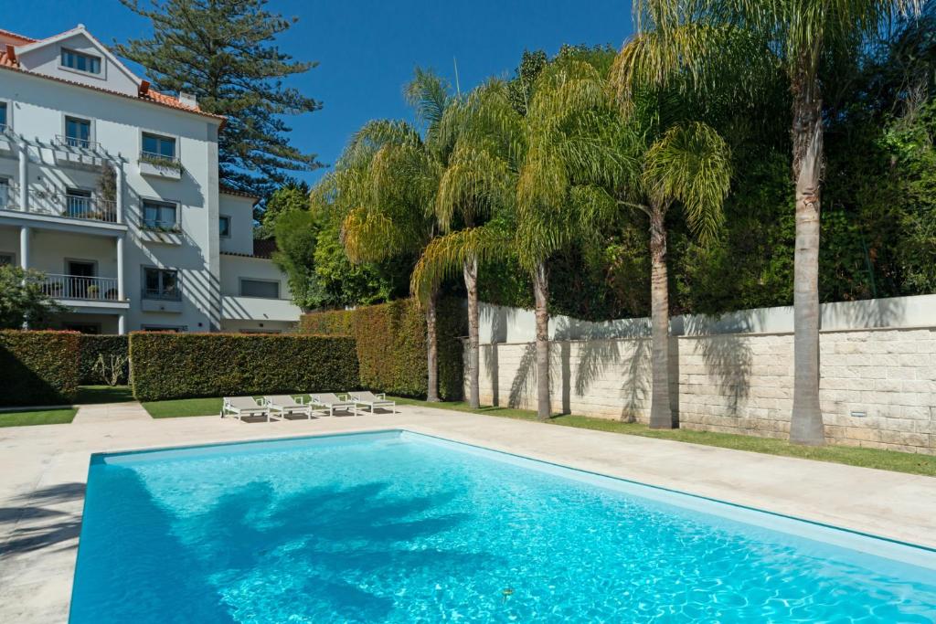 una piscina frente a un edificio en TheCalming Cactus Cascais, en Estoril