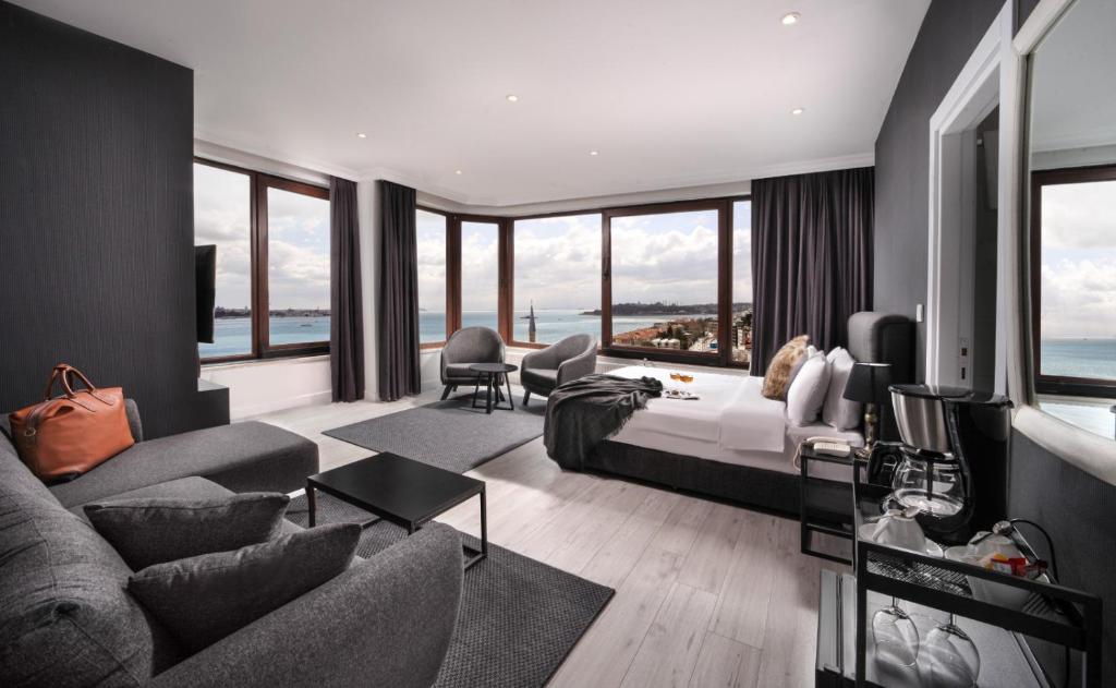 een woonkamer met een bed en een bank bij Etiz Hotels Bosphorus in Istanbul