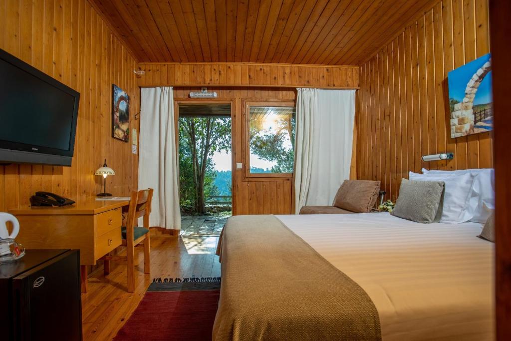 Postel nebo postele na pokoji v ubytování Logos hotel in Yad Hashmona