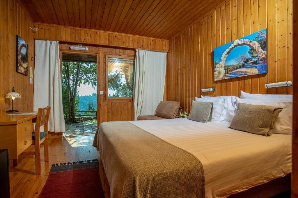 Postel nebo postele na pokoji v ubytování Logos hotel in Yad Hashmona