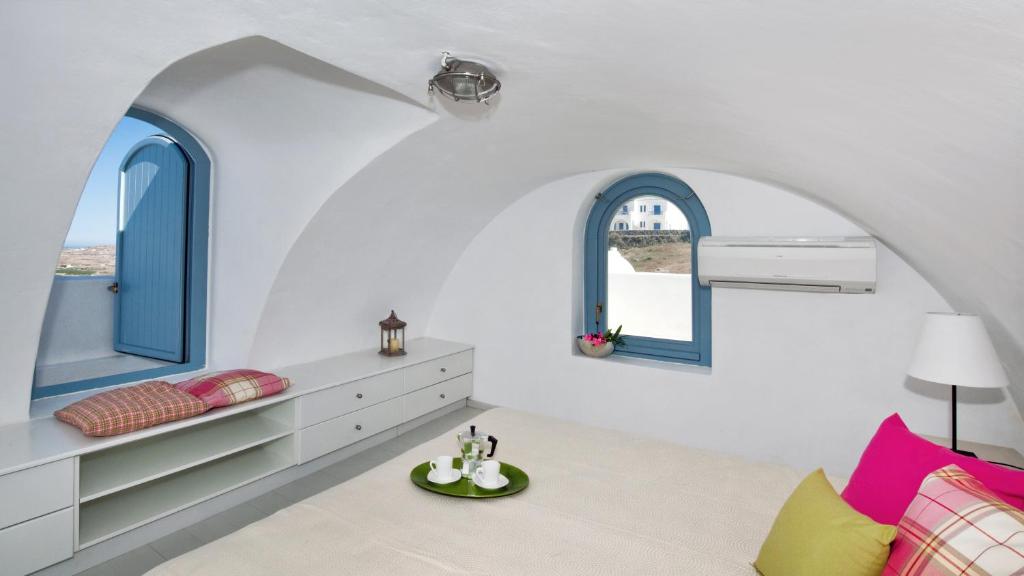Łóżko lub łóżka w pokoju w obiekcie Aura Marina Apartments Santorini