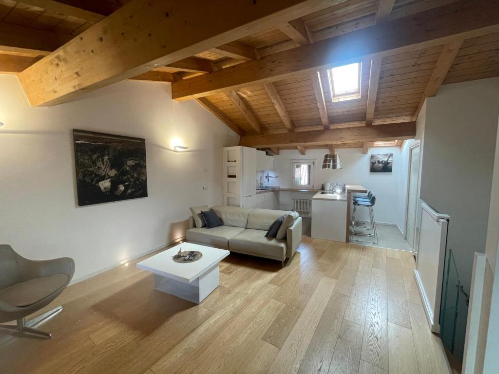 a living room with a couch and a table at Casa Calle Pescheria in Grado