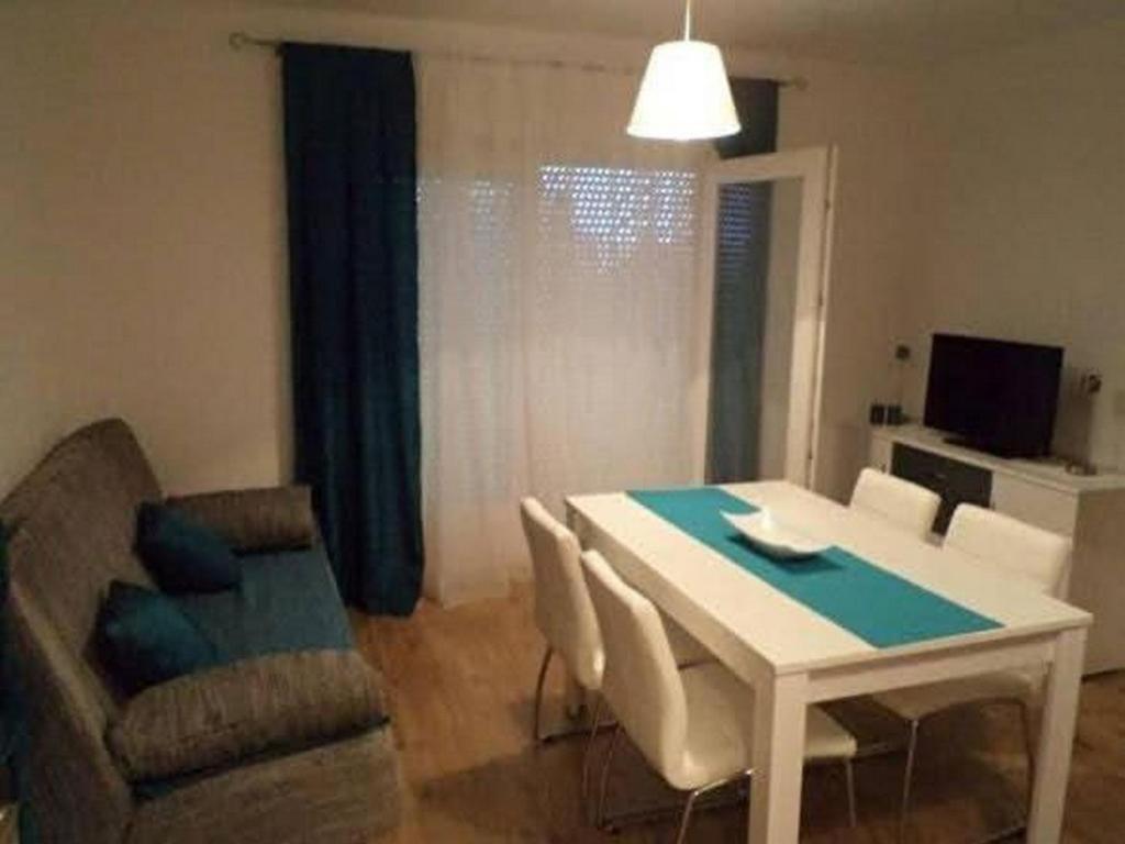 ein Wohnzimmer mit einem weißen Tisch und einem Sofa in der Unterkunft Ugljanski gusari in Ugljan