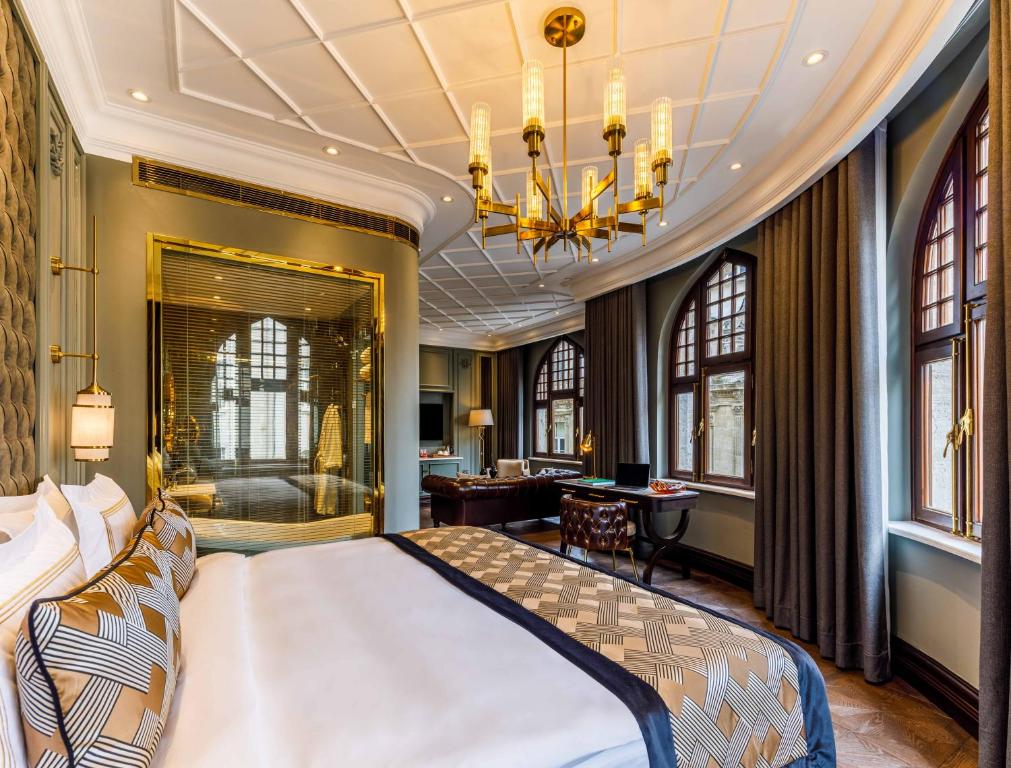 Cama ou camas em um quarto em Cronton Design Hotel
