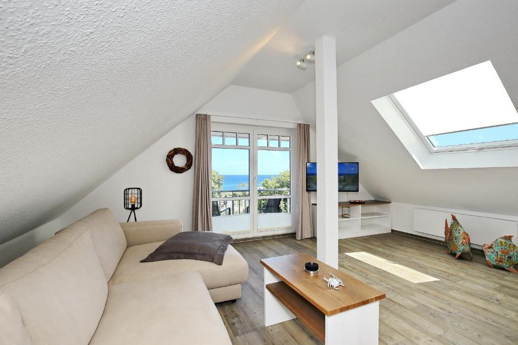 ein Wohnzimmer mit einem Sofa und einem Fenster in der Unterkunft Villa Hanse Wohnung 319 in Kühlungsborn