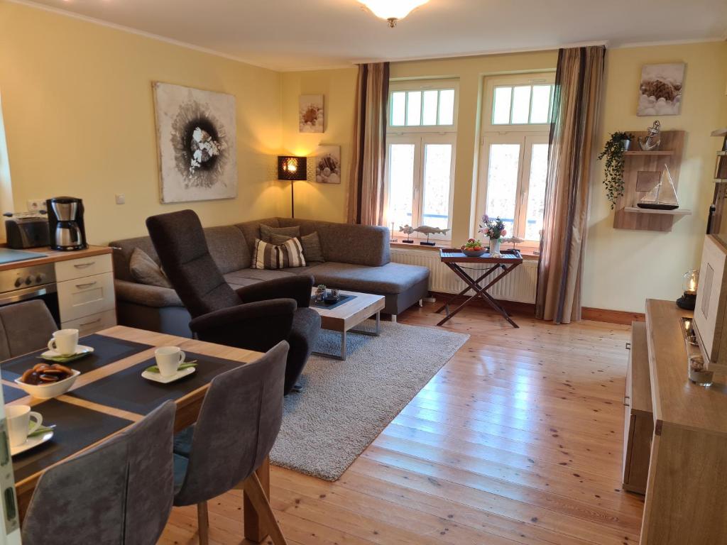ein Wohnzimmer mit einem Sofa und einem Tisch in der Unterkunft Villa Glückauf Wohnung 07 in Kühlungsborn