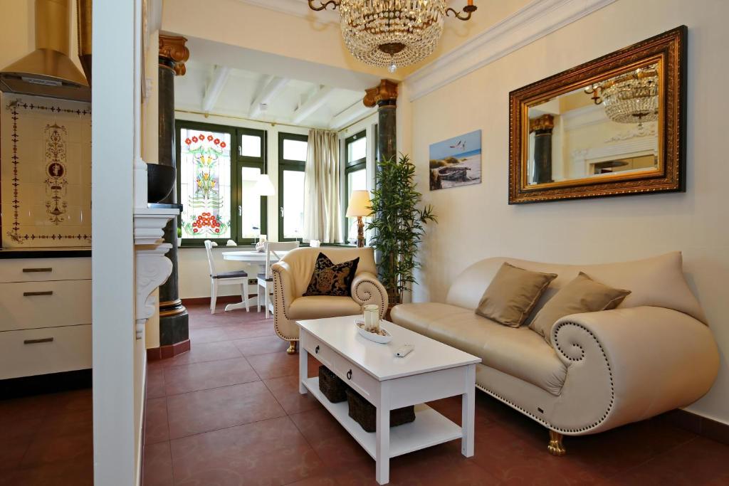 - un salon avec un canapé et une table dans l'établissement Villa Laura Wohnung 01, à Kühlungsborn