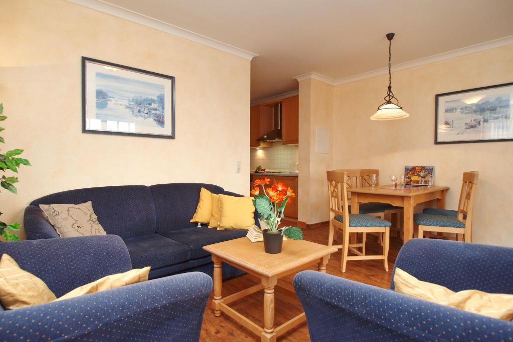 sala de estar con sofá y mesa en Meeresblick Wohnung 215, en Kühlungsborn