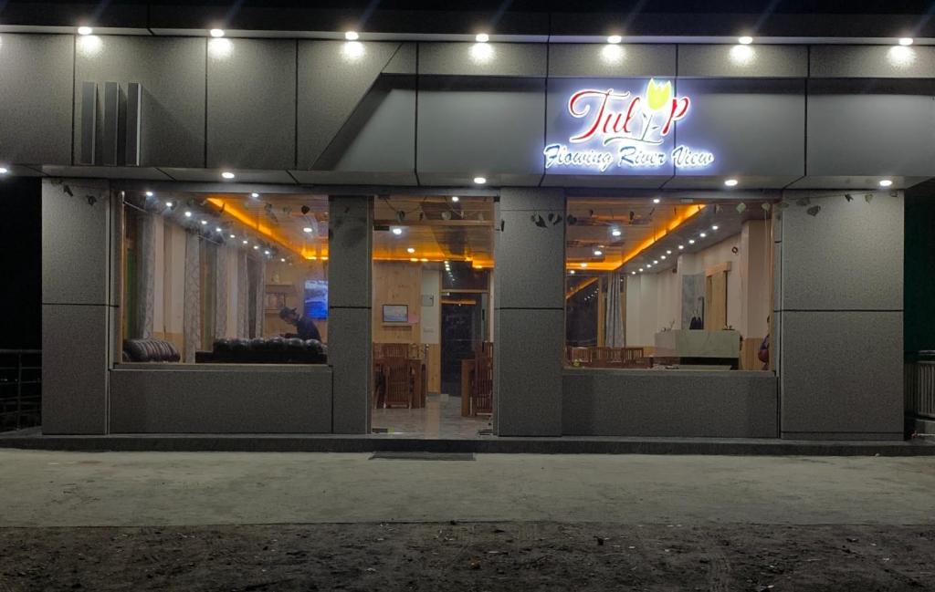 Fotografie z fotogalerie ubytování Tulip Flowing River View Hotel. v destinaci Shamshi