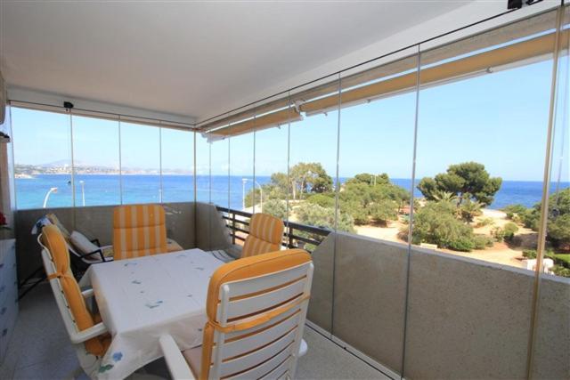 einen Tisch und Stühle auf einem Balkon mit Meerblick in der Unterkunft Calpe place in Calpe