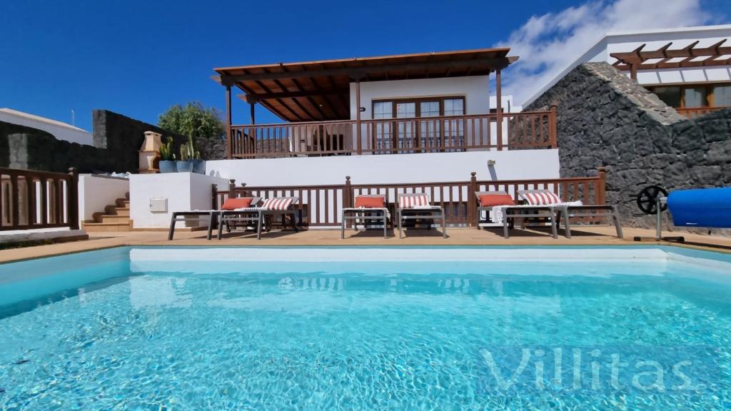 eine Villa mit einem Pool und einem Haus in der Unterkunft VILLA TEGALA by Villitas in Playa Blanca