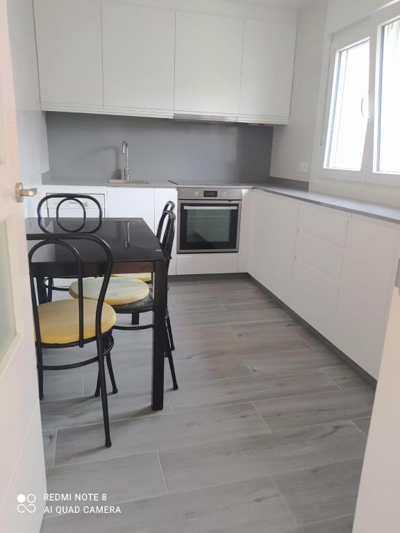 Kuchyňa alebo kuchynka v ubytovaní planta alta en casa