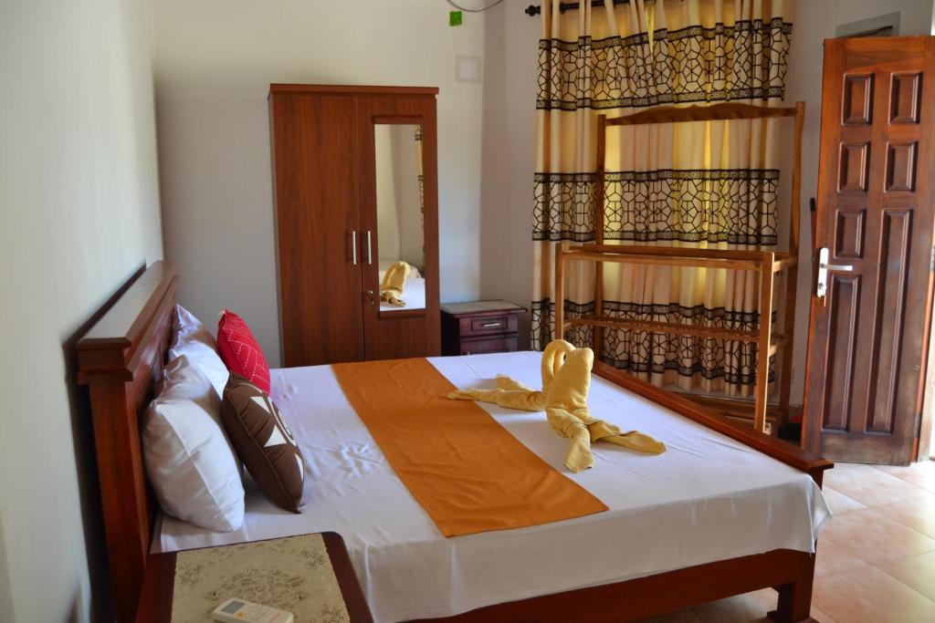Postel nebo postele na pokoji v ubytování Nirukthie Beach Resort & Restaurant