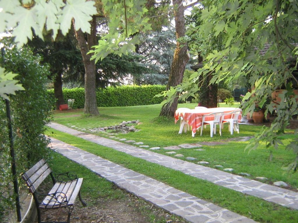 O grădină în afara B&B Al Roncaccio