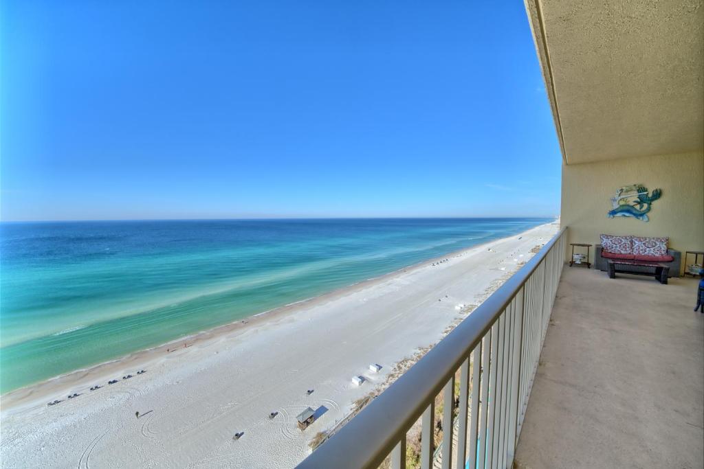 balcone con vista sulla spiaggia di Cozy Oceanfront Condo with Beachside Pool - Unit 1602 a Panama City Beach