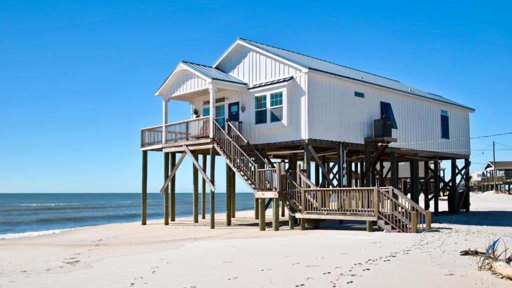 uma casa em postes de madeira na praia em Island Time - less than 100 feet from the gulf waters, Enjoy your days on the deck watching for dolphins home em Dauphin Island