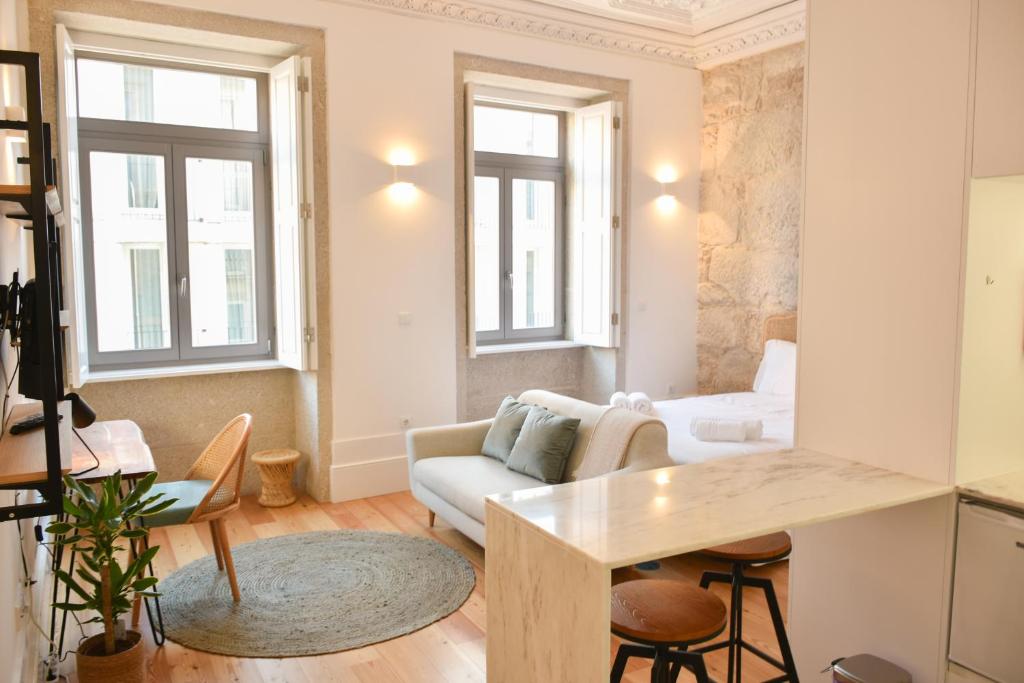 sala de estar con sofá y mesa en Lindo, funcional e charmoso espaço - Porto - APT H en Oporto