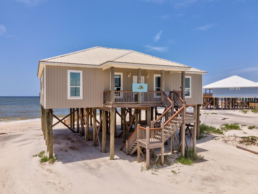 ein Haus an einem Dock am Strand in der Unterkunft Off The Hook - Very private lot with amazing gulf views perfect for your family beach vacation home in Dauphin Island